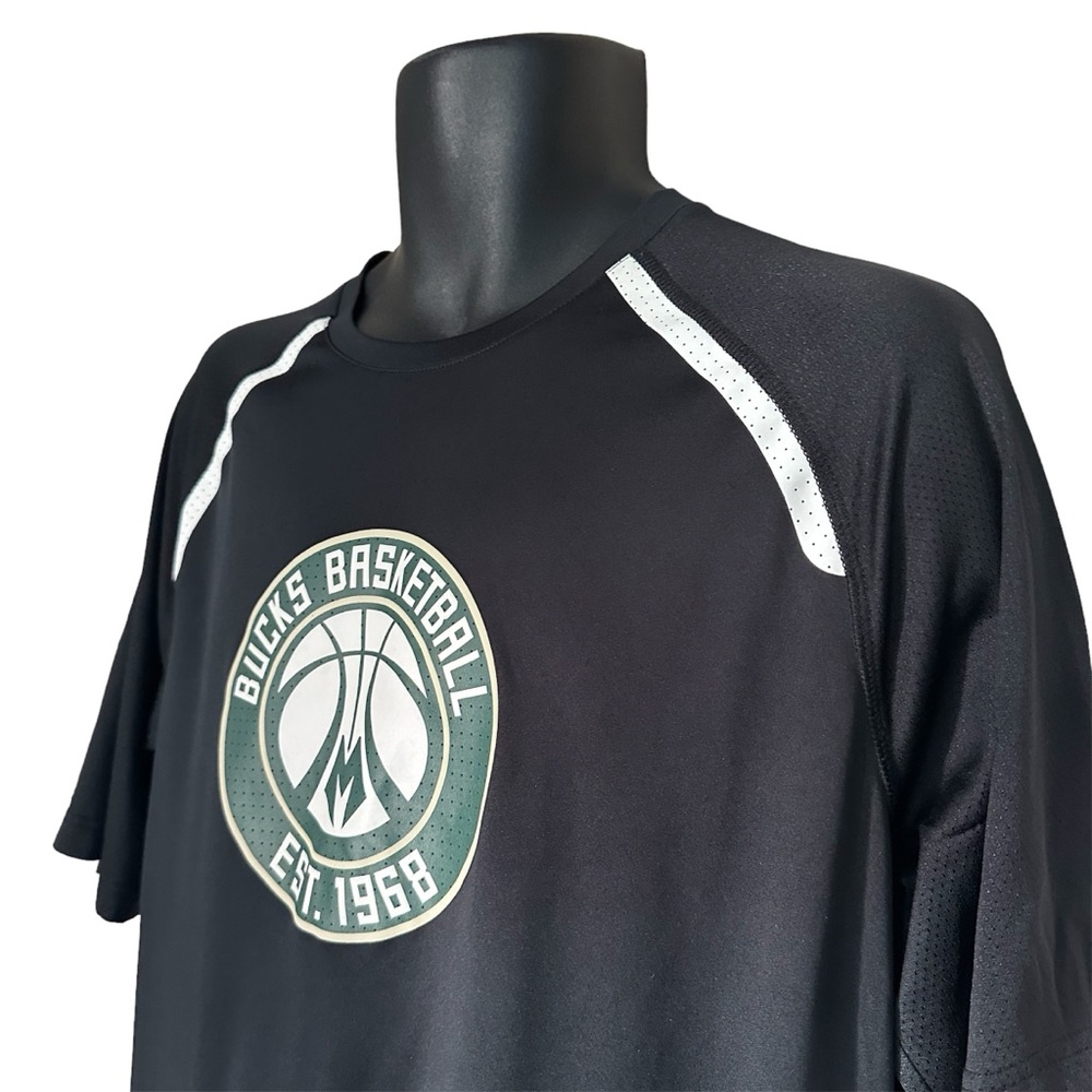 Milwaukee Bucks Basketball NBA Exclusive  Collection Short sleeve tee Men’s L